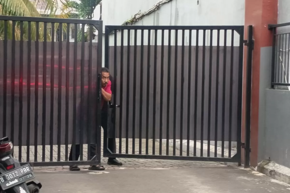 Situasi depan Klaster rumah mantan menteri Agama Yaqut Cholil Qoumas, Jumat (9/1/2026). (f: kompas.com)  &nbsp;