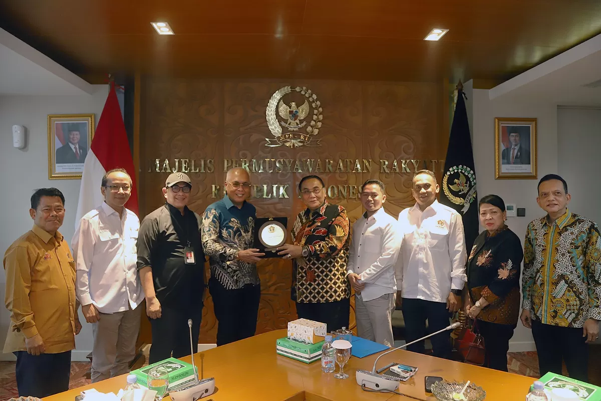 Tukar-menukar cenderamata dan foto bersama saat Wakil Ketua MPR RI Bambang Wuryanto menerima audensi dan silaturahmi Pengurus PWI Pusat dan Panitia HPN di Lantai 9 Gedung Nusantara III DPR/MPR, Rabu (14/1/2026). (f: ist)