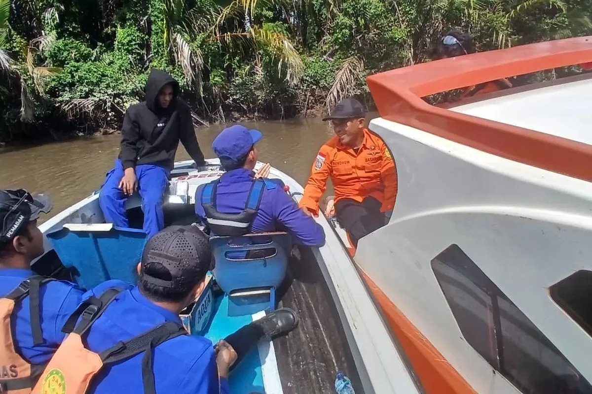 Upaya pencarian korban. (f: kompas.com)