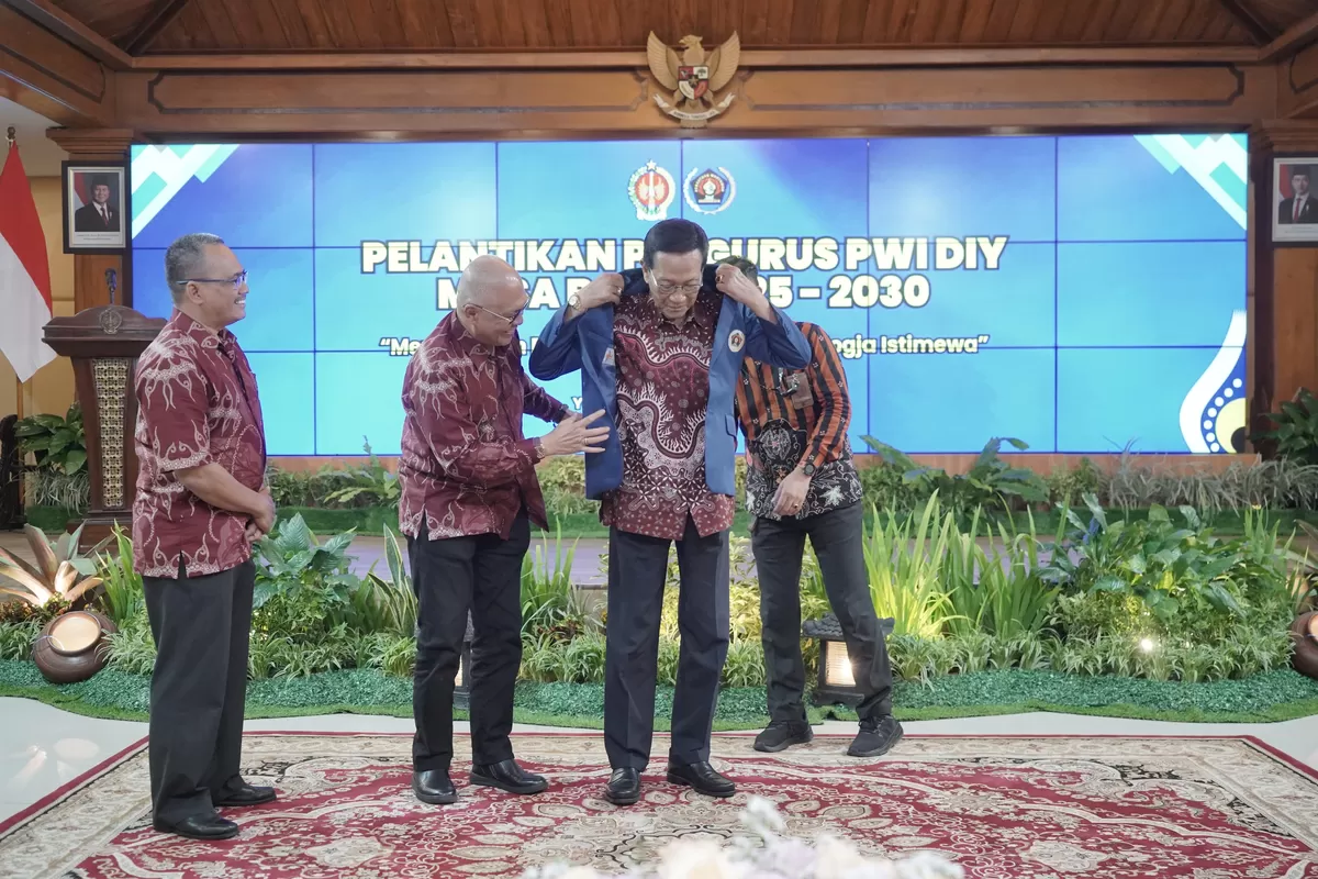 PWI Pusat Anugerahkan Anggota Kehormatan kepada Sultan HB X. (f: Ist)