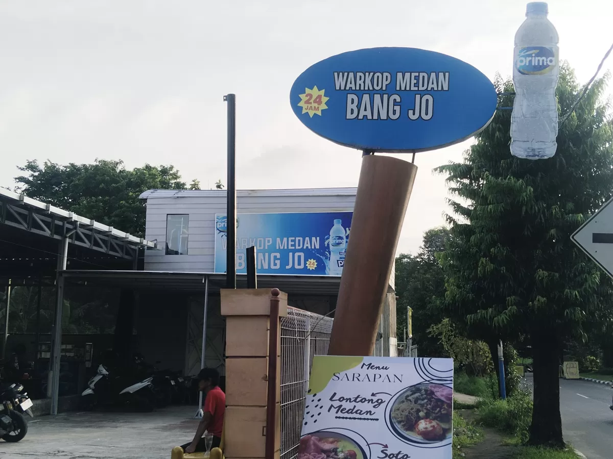 Warkop Medan Bang Jo yang tidak sepi pengunjung. (f: Ist)