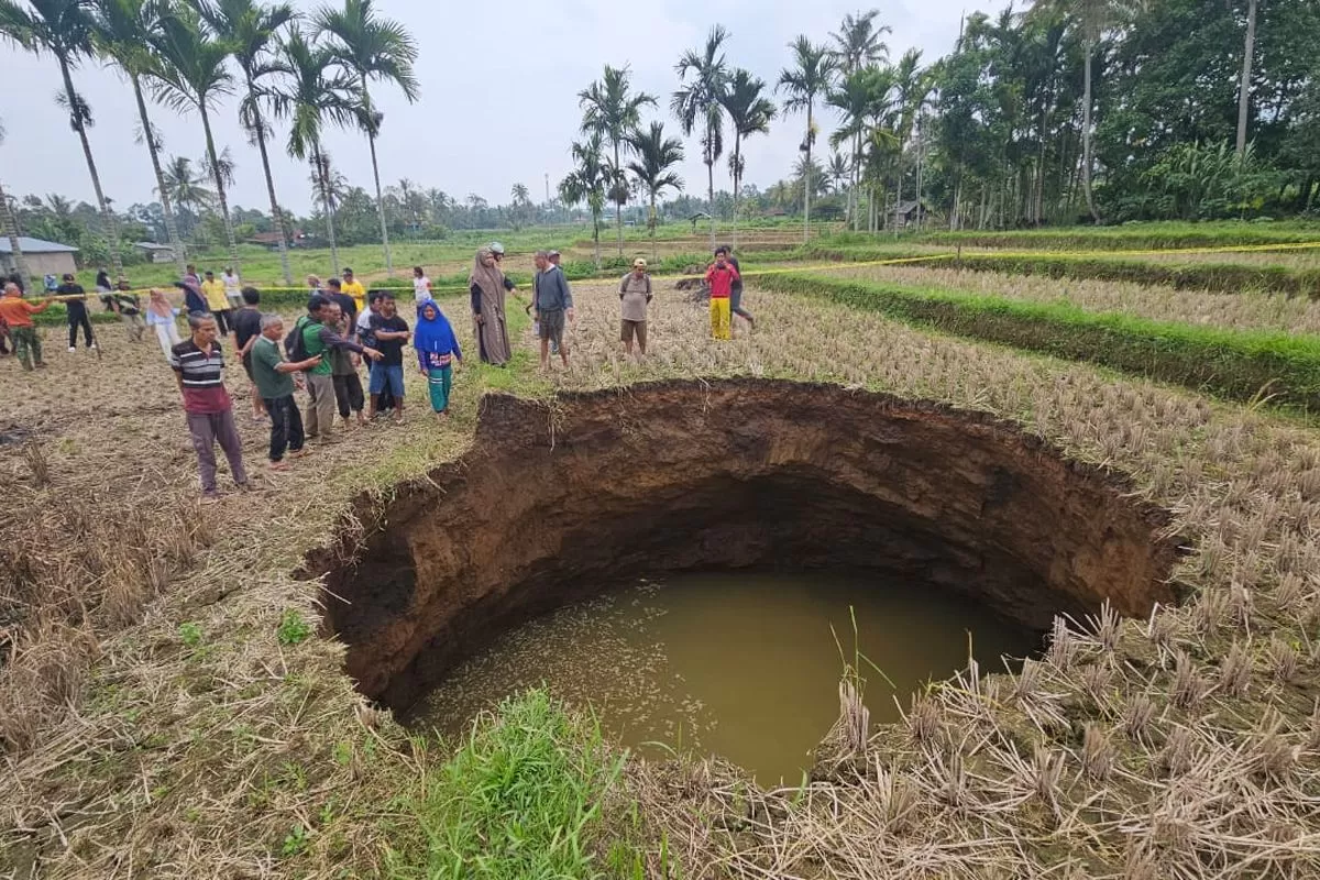 Sinkhole di Limapuluh Kota. (f: lestari.kompas.com)