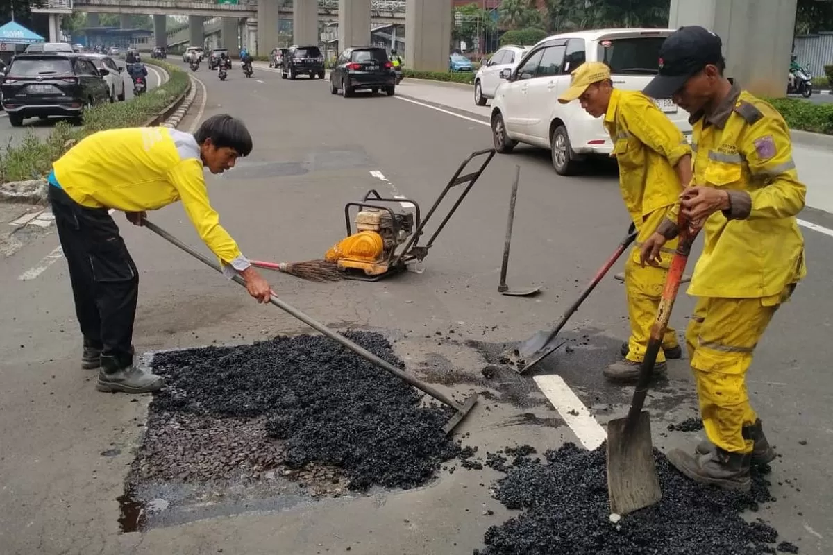 Ilustrasi perbaikan jalan rusak. (f: kompas.com)