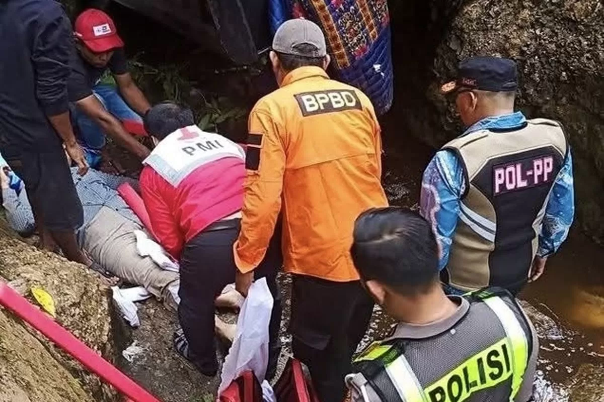 Upaya evakuasi korban. (f: kompas.com)
