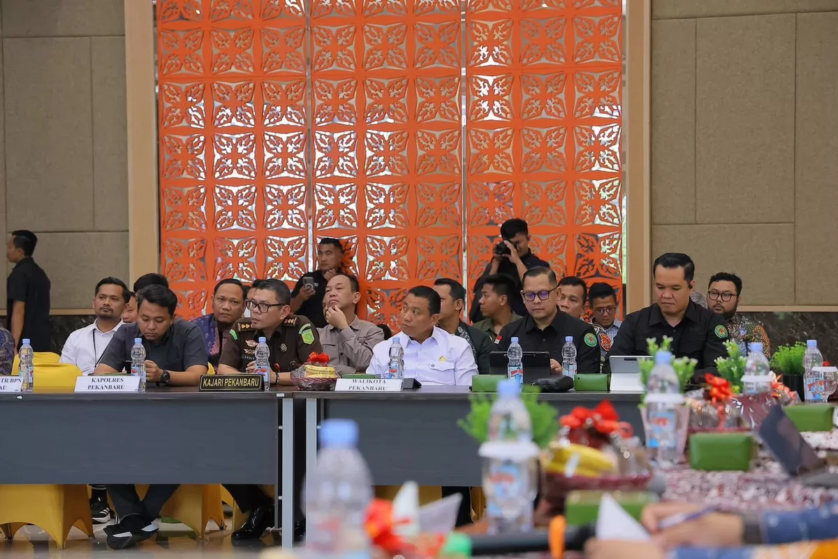 Wawako Pekanbaru Markarius Anwar menghadiri Rapat Pembahasan Penyelesaian AGHT Pembangunan Jalan Tol Lintas Sumatera pada ruas jalan Tol Pekanbaru - Rengat, Riau, di Ruang Rapat Kejati Riau, Jalan Jenderal Sudirman, Kota Pekanbaru. (f: Ist)