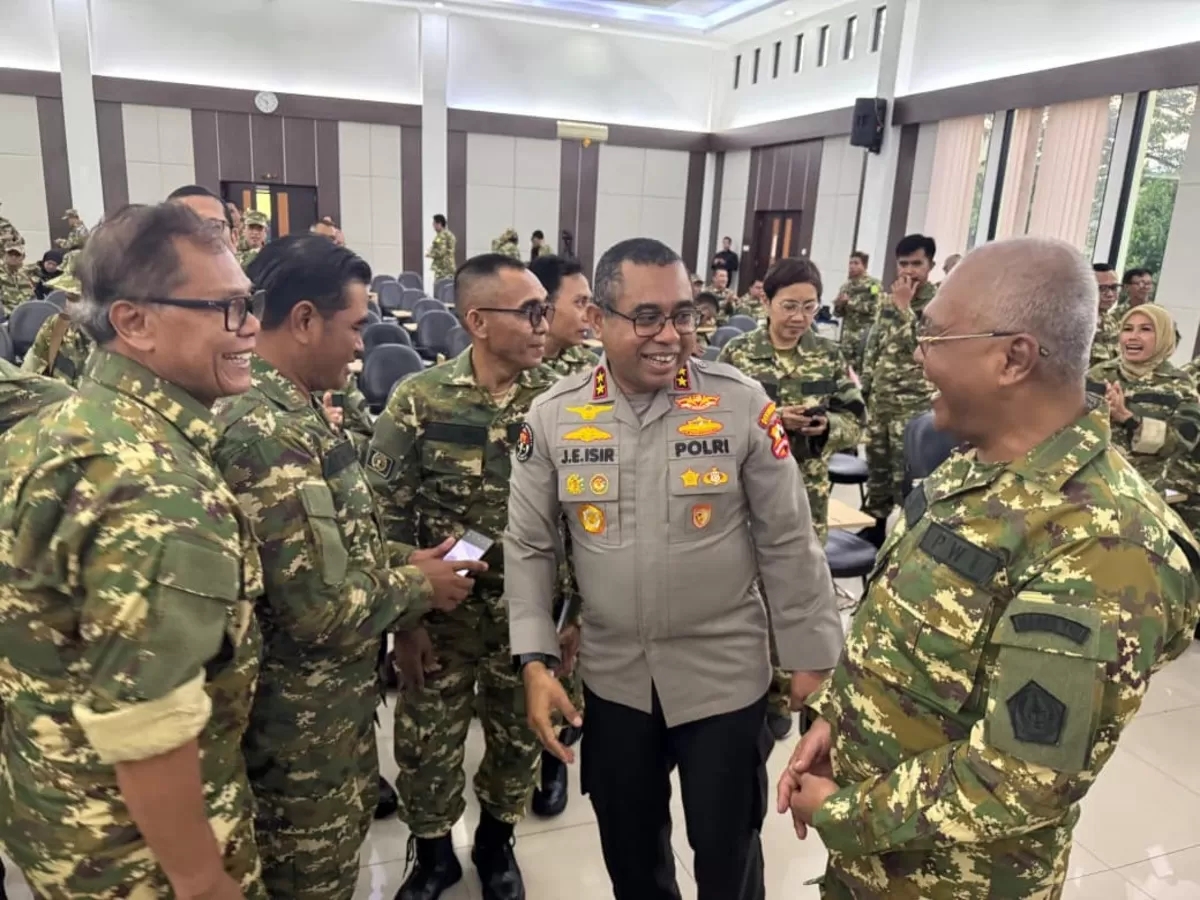 Kadiv Humas Polri Irjen Pol Johnny Edison Isir berbincang hangat dengan Ketua Umum PWI Pusat Akhmad Munir saat bersilaturahmi dan berdiskusi dengan pimpinan media massa dalam kegiatan Retret PWI, Sabtu, 31 Januari 2026. (f: istimewa)
