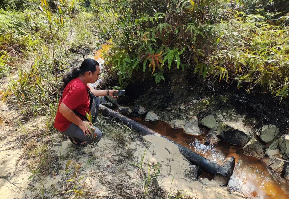 Tim ARIMBI saat melakukan observasi di Tahura Sultan Syarif Hasim dan Sungai Takuana, pada 22 Januari 2026, menemukan cemaran limbah bahan berbahaya dan beracun (B3). (f: istimewa)