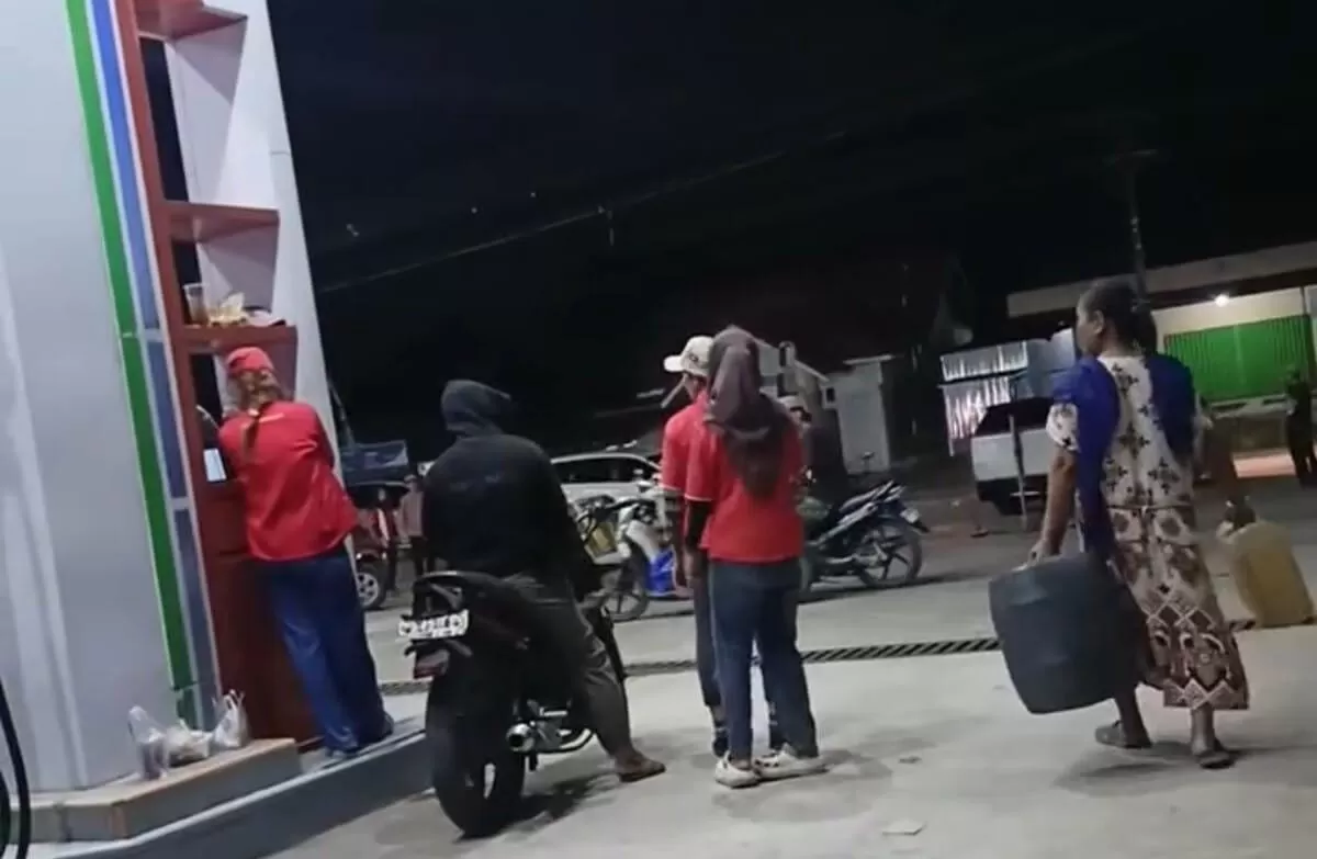 Antrean Panjang dan Isu Jeriken, Warga Soroti Pelayanan SPBU di Palopo. (f: istimewa)