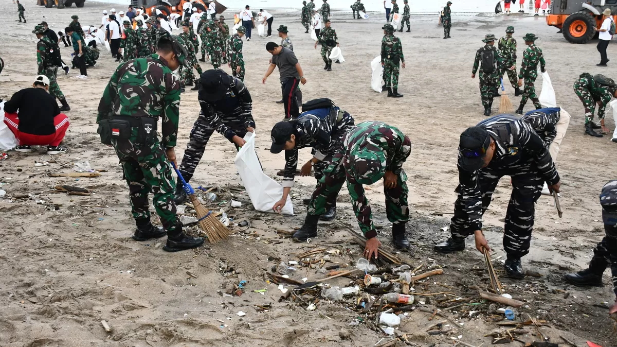Prajurit Pangkalan TNI AL (Lanal) Denpasar turut ambil bagian dalam Karya Bakti Terpadu Pembersihan Sampah Laut di Pantai Kuta, Desa Kuta, Kecamatan Kuta, Kabupaten Badung, Bali, Selasa (3/2/2026). (f: Ist)