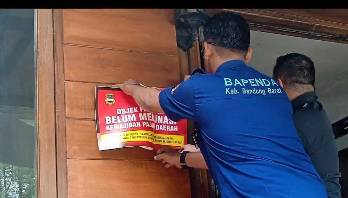 Petugas Bapenda Bandung Barat melakukan penyegelan lokasi wisata PT. Palawi di Cikole, Lembang Bandung Barat. (f: ist) 