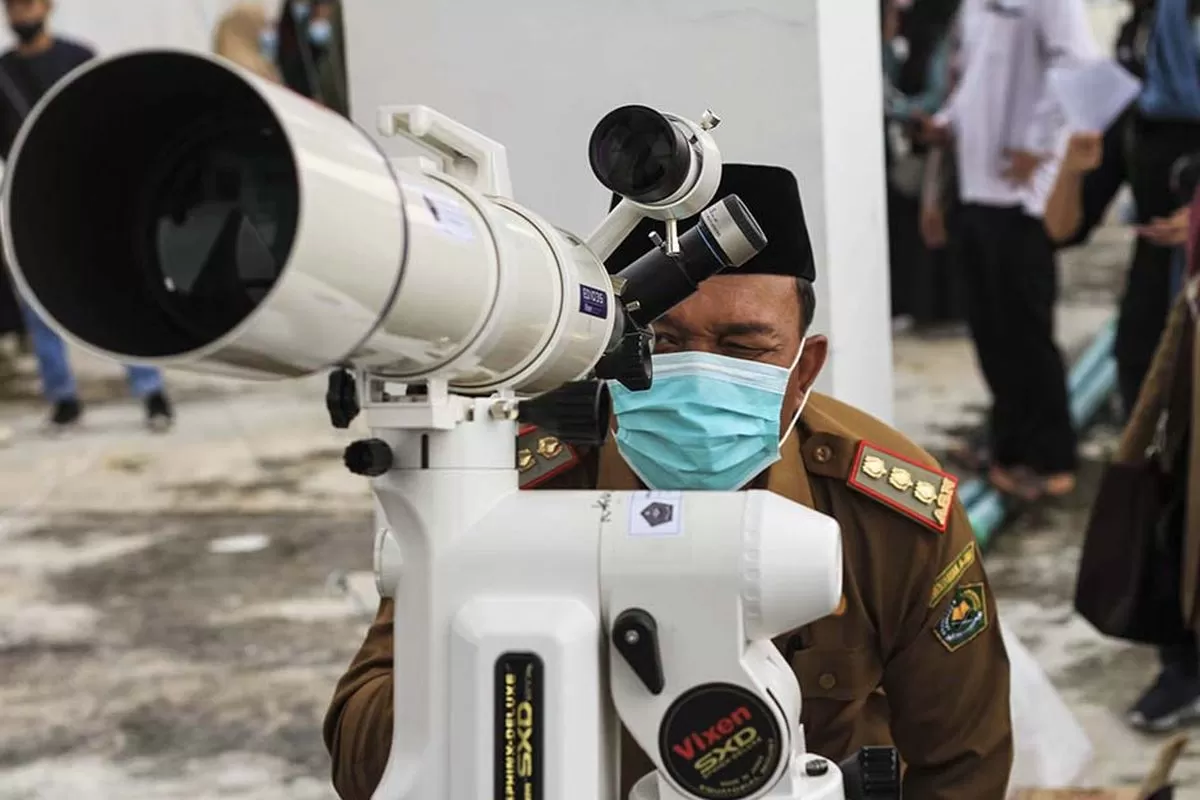 Ilustrasi memantau hilal. (f: kompas.com) 
