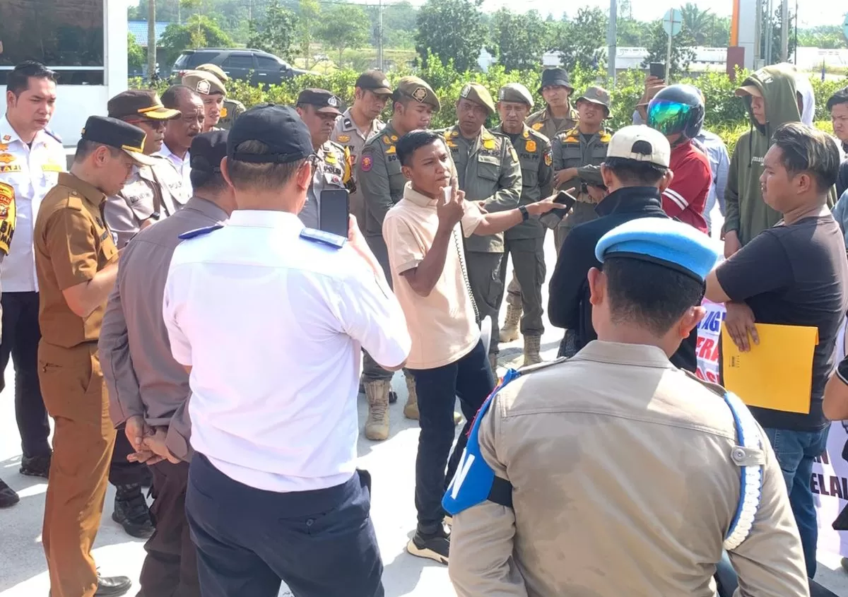 Forum Aktivis Mahasiswa Riau (FAM) menggelar unjuk rasa, Selasa, 10 Februari 2026, mendesak Pemko Pekanbaru mengevaluasi kontrak kerja sama pengelolaan parkir selama 10 tahun dengan PT Yabisa Sukses Mandiri (YSM). (f: istimewa)