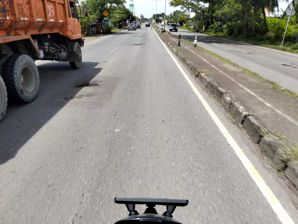 Inilah jalan penghubung antarwilayah di Kabupaten Pangkep, Sulsel. (f: ist)