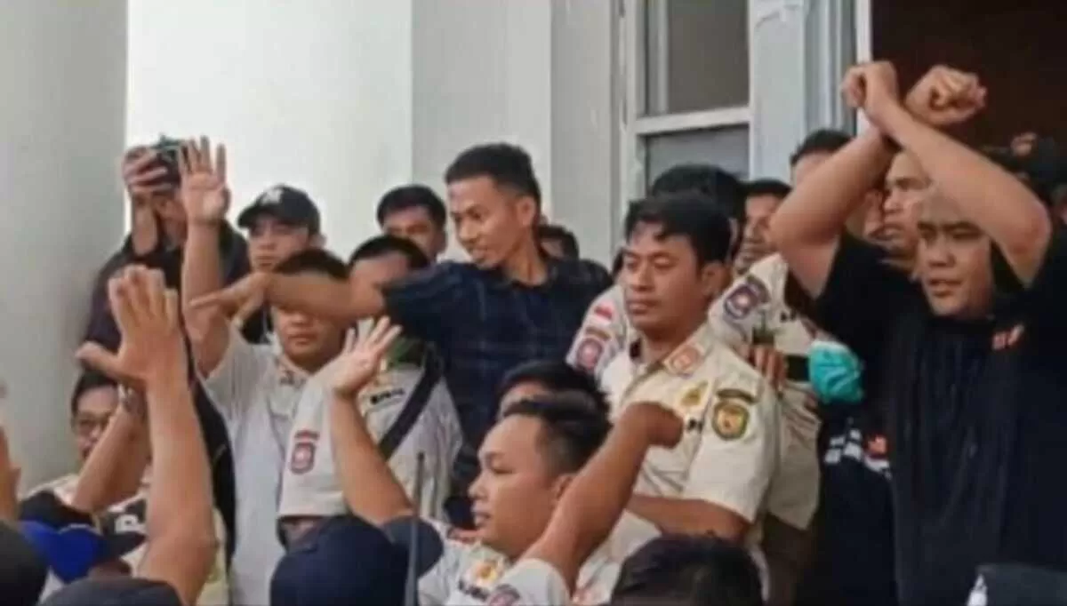 Aksi mahasiswa di Kantor Wali Kota Palopo. (f: ist)