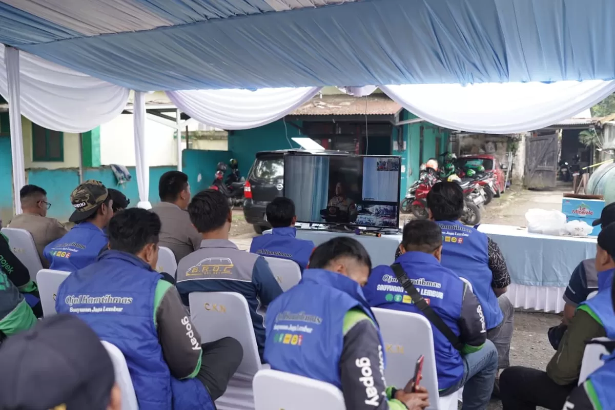 Wakil Kepala Polres Cimahi, Kompol Rizki Syawaludin Akbar, ajak perwakilan ojol lakukan pertemuan virtual dengan Kapolda Jawa Barat. (f: alvin iskandar)