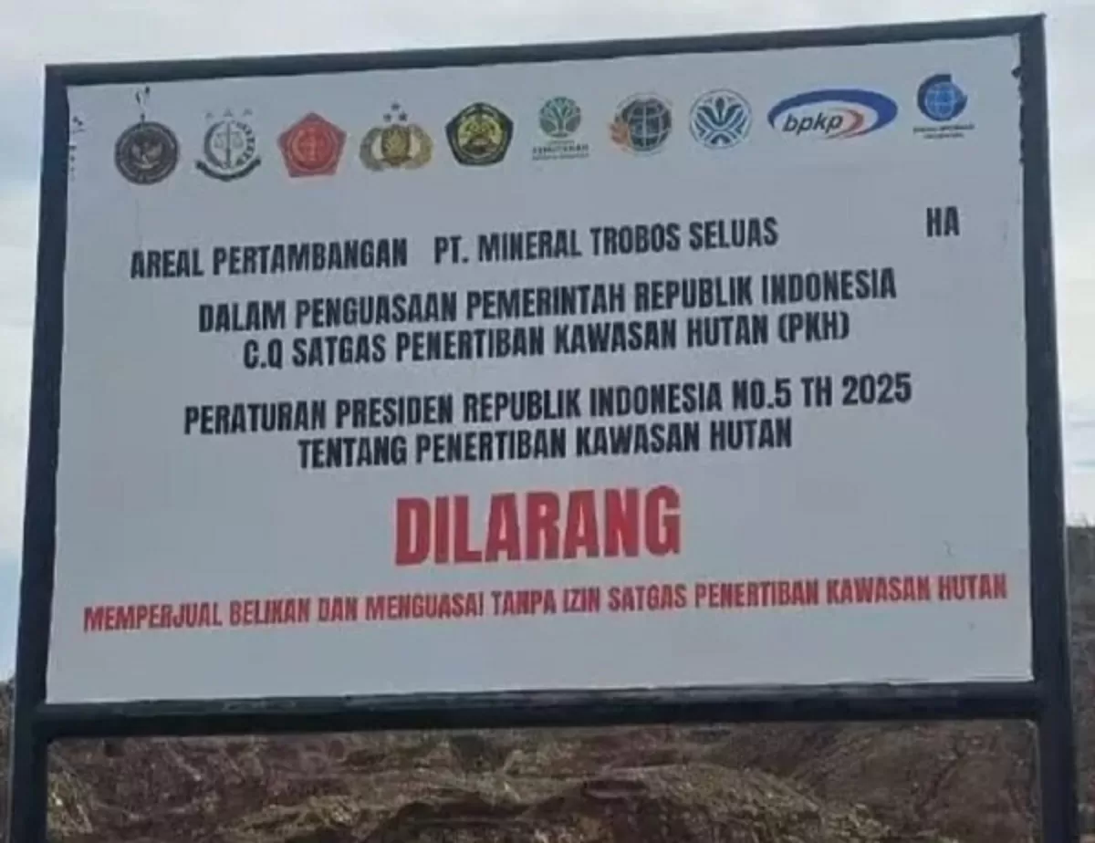Plang larangan aktivitas yang dipasang Satgas PKH di lokasi tambang PT Mineral Terobos, Pulau Gebe, Kabupaten Halteng, Maluku Utara. (f: istimewa)