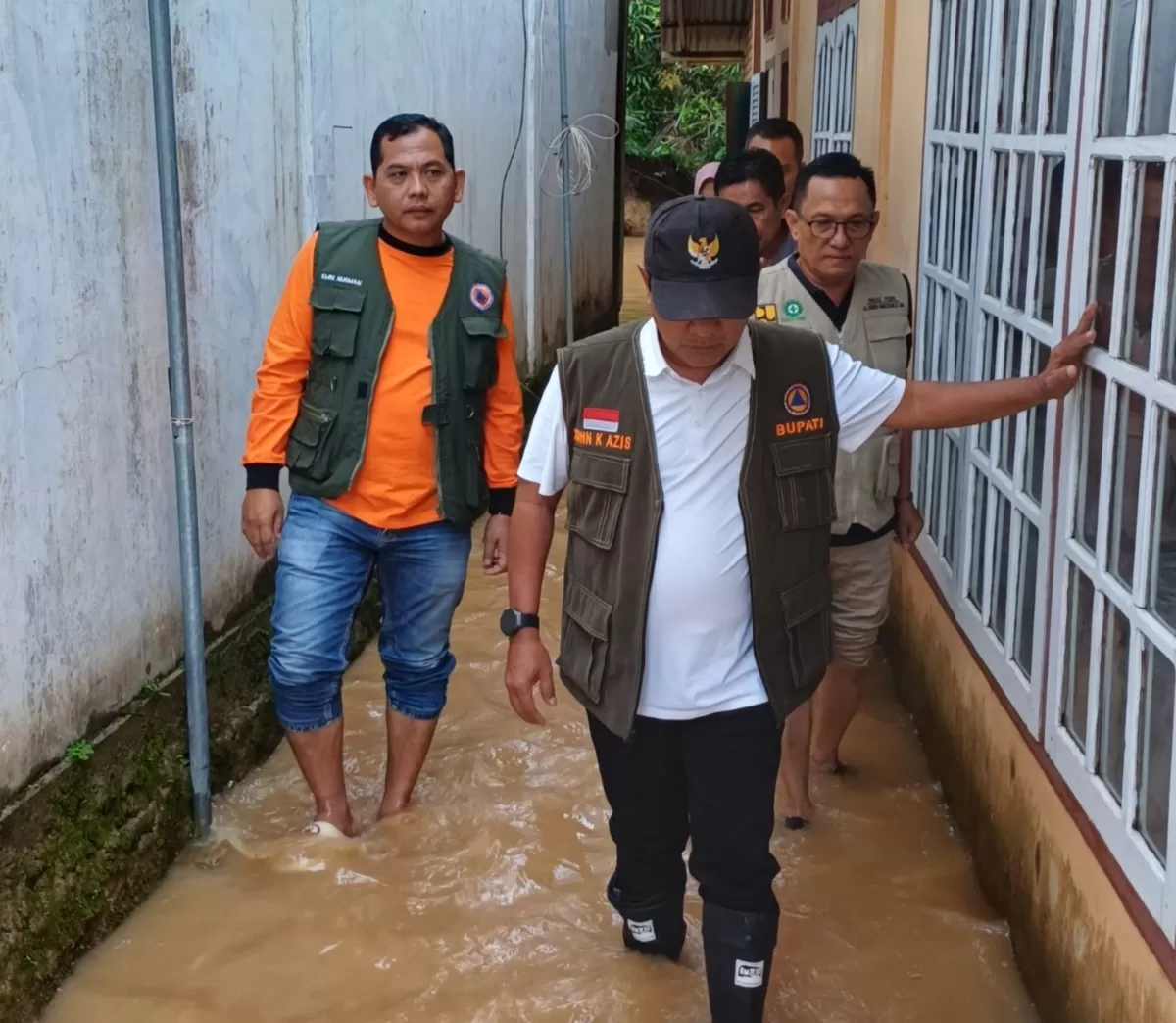 Bupati JKA memantau kondisi wilayah terdampak banjir di sepanjang aliran Sungai Batang Ulakan hingga kawasan Muaro Ulakan. (f: Ist)