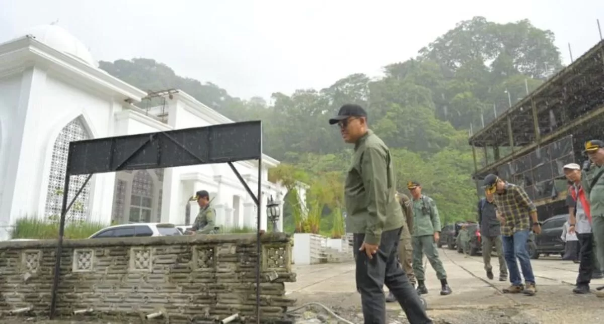 Sekdaprov Sumbar, Arry Yuswandi saat meninjau langsung progres perbaikan jalan Lembah Anai di Kabupaten Tanah Datar, belum lama ini. (f: Ist)