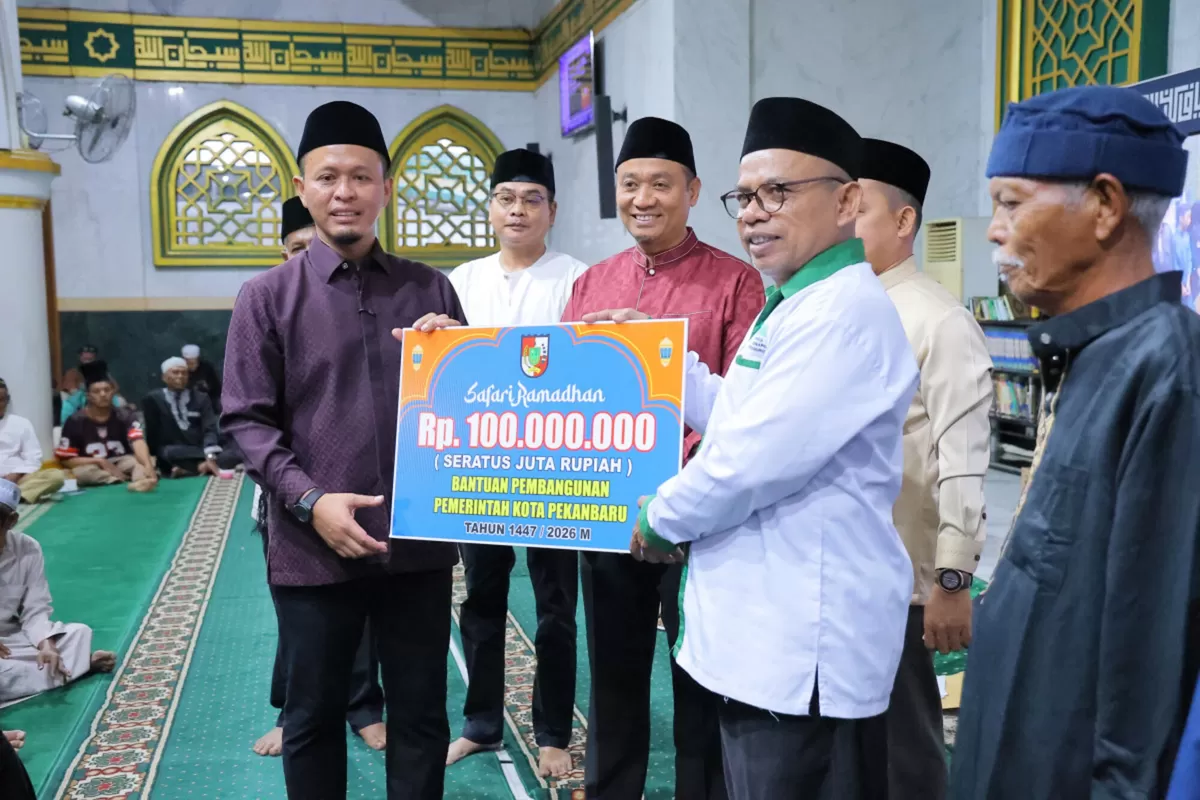 Wako Agung Nugroho menyerahkan bantuan pembangunan ke pengurus masjid sebesar Rp 100 juta. (f: Ist)