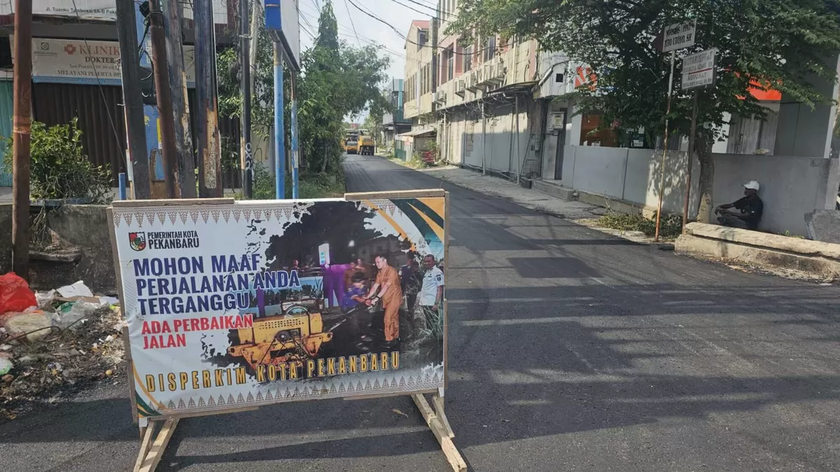 Perbaikan jalan rusak di Pekanbaru. (f: Ist)