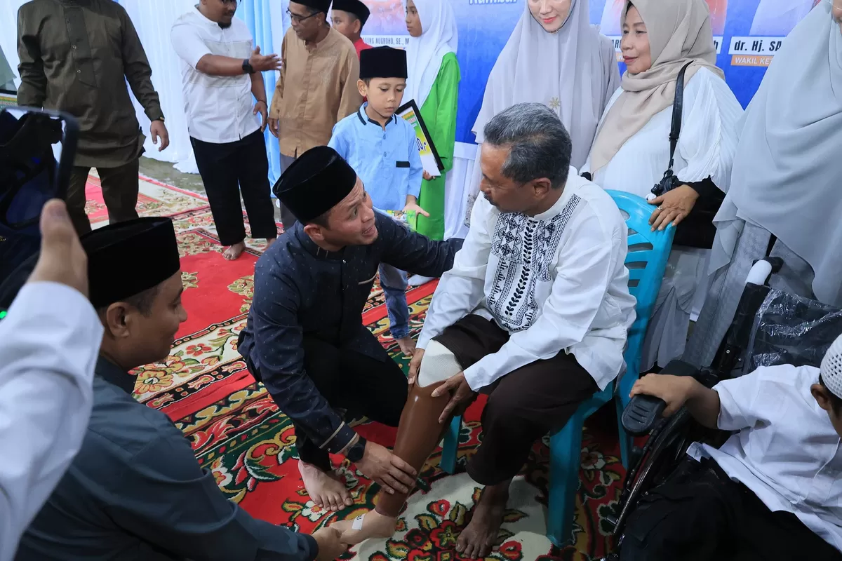 Wako Agung Nugroho berdialog dengan seorang jemaah saat memimpin Safari Ramadan di Masjid Al Jami&rsquo;, Perumahan Rumbai Permai, Kecamatan Rumbai, Senin (23/2/2026) malam. (f: Ist)