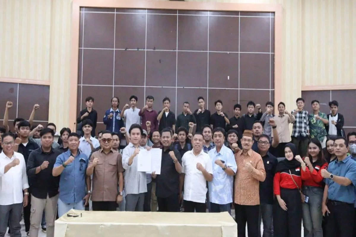 Foto bersama usai penandatanganan pakta integritas