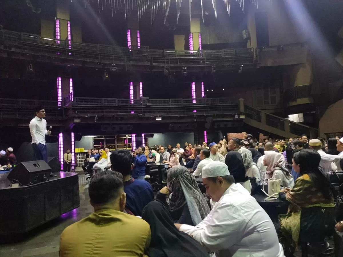 Gus Miftah saat menggelar tausiah dan buka puasa bersama para pekerja 1001 Hotel dan Colosseum Jakarta. (f:  ist)