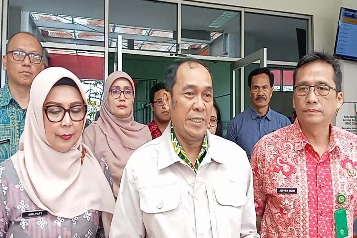 Wali Kota Cimahi, Ngatiyana, memberikan keterangan pers usai menemui korban keracunan MBG di RSUD Cibabat. (f: istimewa)