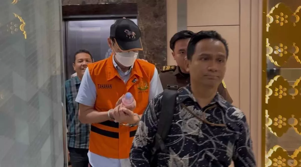 Tersangka Sunardi alias S digiring keluar gedung Kejati Riau untuk dilakukan penahanan di Rutan Kelas I Pekanbaru. (f: istimewa) 