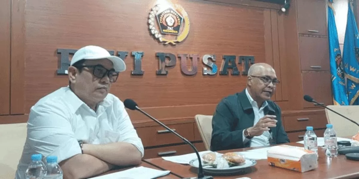 Ketua Umum PWI Pusat Akhmad Munir (kanan) dan Sekjen PWI Zulmansyah Sekedang. 