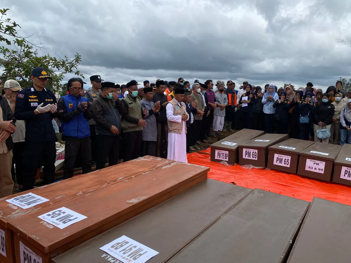 Suasana haru pemakaman korban longsor Cisarua yang belum teridentifikasi di TPU Pasirlangu. (f: istimewa)