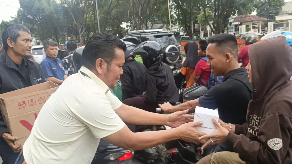 Hari Ke-9 Ramadan, Pokja PWI Jakarta Timur Bagi 200 Takjil di Depan Kantor Wali Kota, Jumat (27/2/2026). 