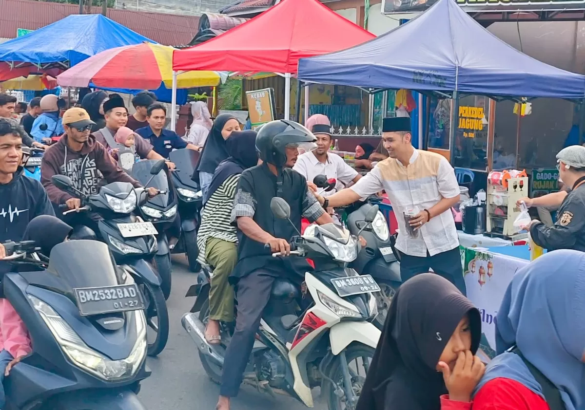 SMSI Inhil menggelar aksi sosial dengan membagikan ratusan takjil kepada masyarakat di Jalan Baharuddin Yusuf, Tembilahan, Jumat (27/2/26) sore.