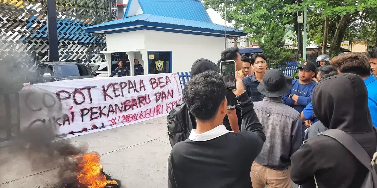 Aksi unjuk rasa Pantas Juara KNPI Kota Pekanbaru di depan Kantor Bea Cukai Pekanbaru, Jumat, 27 Februari 2026. (f istimewa)