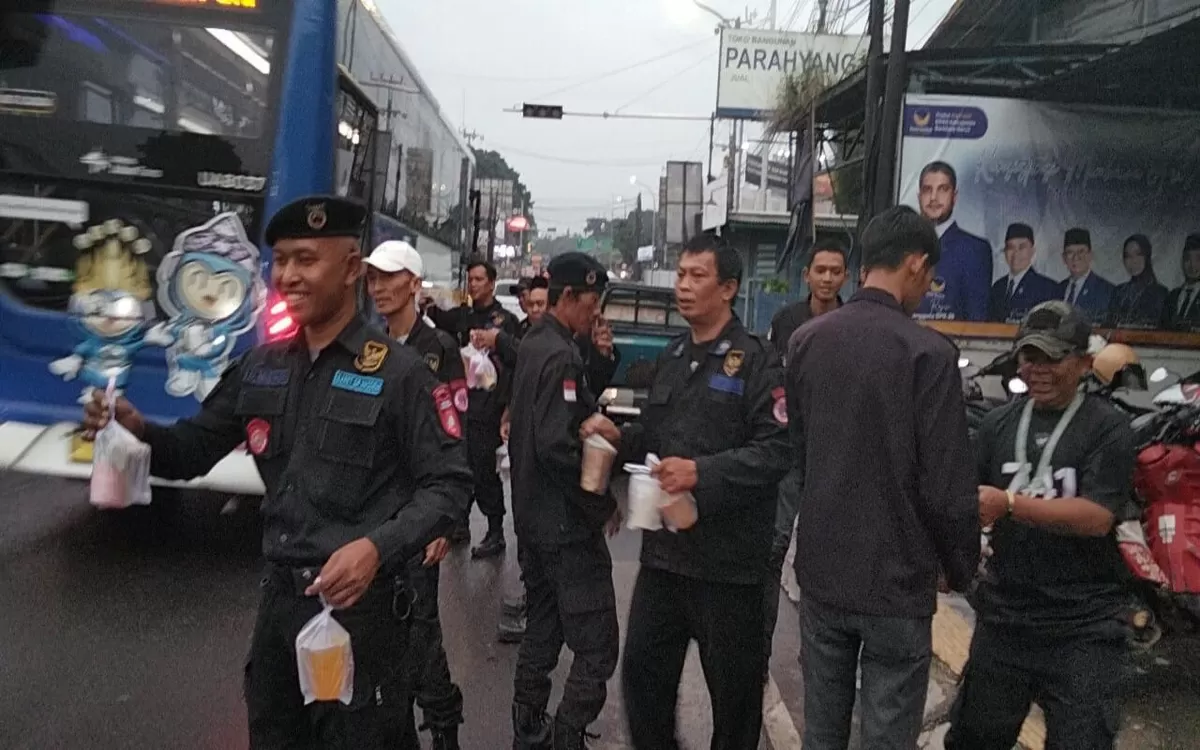 Garda Pemuda NasDem dan BARET membagikan takjil kepada masyarakat Bandung Barat, wujud kepedulian sosial dan kebersamaan di bulan Ramadan. (f: istimewa)