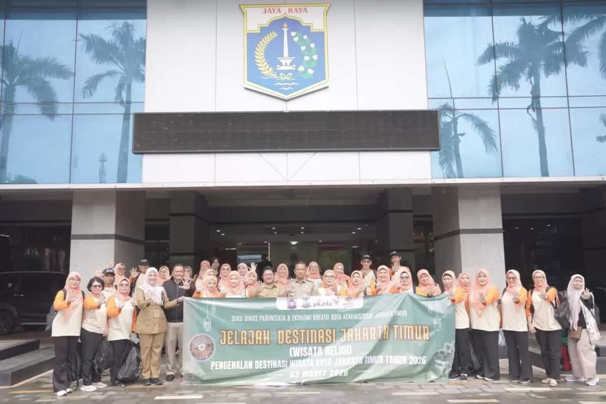 Wali Kota Jakarta Timur Munjirin foto bersama peserta kegiatan Pengenalan Destinasi Wisata Religi 2026 di Kantor Wali Kota Jakarta Timur, Selasa, 3 Maret 2026. (f: istimewa)