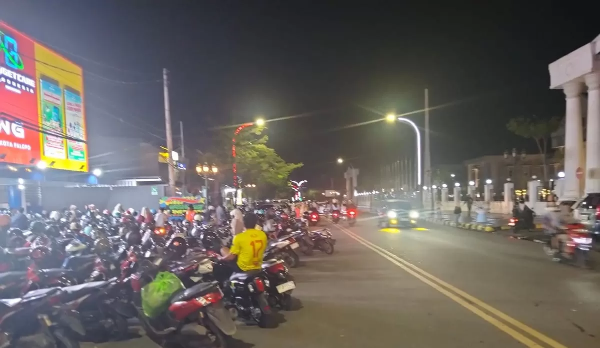 Toko Gadget Diserbu, Jalan Andi Djemma Palopo Jadi Lahan Parkir Dadakan. (f: istimewa) 