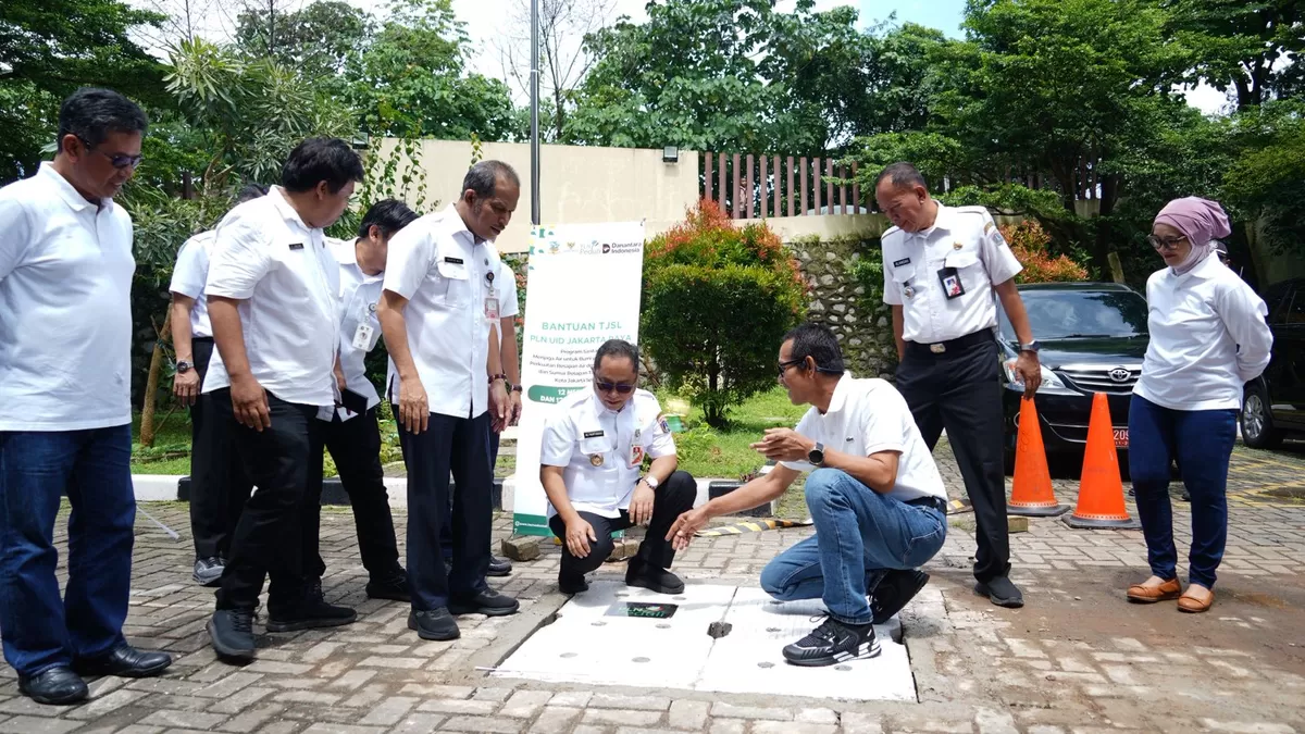 Wakil Wali Kota Jakarta Selatan Ali Murtadho bersama General Manager PLN UID Jakarta Raya Moch. Andy Adchaminoerdin meninjau langsung lokasi pembangunan sumur resapan yang didukung melalui bantuan TJSL PLN UID Jakarta Raya di Jakarta Selatan, Rabu (4/3/2026). (f: Ist)