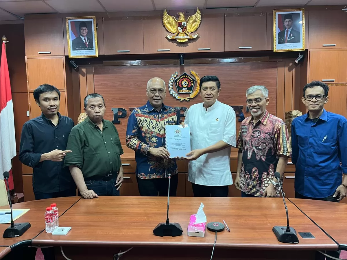 Ketua Sidang Pleno Konkernas PWI 2026, Zulkifli Gani Ottoh, menyerahkan hasil Konkernas kepada Ketua Umum PWI Pusat, Akhmad Munir, Senin, 9 Maret 2026. (f: istimewa)