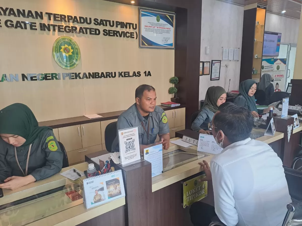 Tim JPU KPK melimpahkan berkas perkara dugaan tindak pidana korupsi dengan terdakwa Abdul Wahid ke Pengadilan Tipikor pada Pengadilan Negeri Pekanbaru, Selasa, 10 Maret 2026. (f: Jubir KPK untuk Riausatu.com)