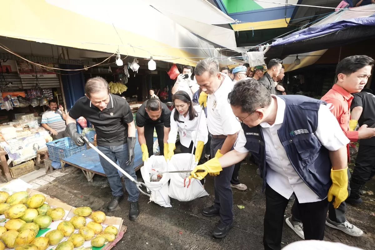 Mendag, Menteri LH bersama Wali Kota Jakarta Timur Gelar Aksi Bersih Pasar Kramat Jati, Jakarta Timur, Rabu, 11 Maret 2026. (f: istimewa)