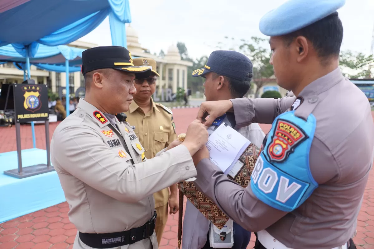 Kapolres Rohil di dampingi Wabup Rohil memasangkan pita tanda di mulai Operasi Ketupat Lancang Kuning 2026. (ft: ist)