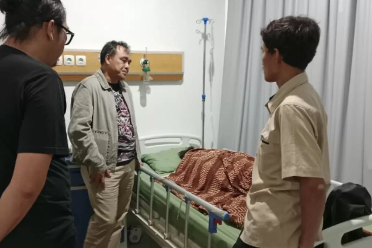 Wakil Bupati Pemalang Nurkholes menjenguk siswa TK yang dirawat di RS Comal Baru setelah diduga mengalami gangguan kesehatan usai mengonsumsi menu MBG, Kamis (12/3/2026). (f: istimewa) 