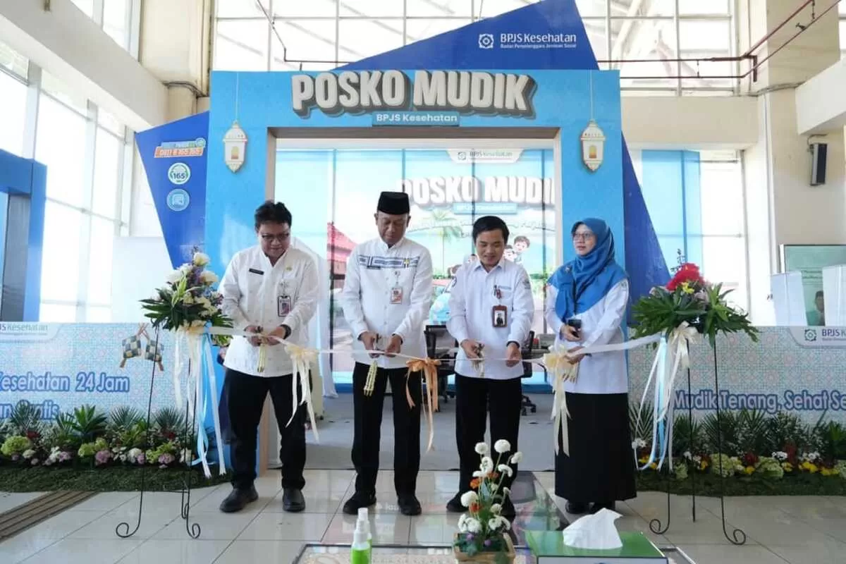 Wali Kota Admistrasi Jakarta Timur, Munjirin, meresmikan Posko Kesehatan Mudik BPJS Kesehatan di Terminal Pulogebang, Jumat, 13 Maret 2026. (f: istimewa)