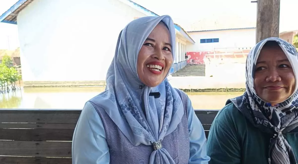 Kepala TK Pertiwi Desa Blendung Waryuni (kiri) saat memberikan keterangan kepada sejumlah wartawan soal dugaan keracunan MBG.