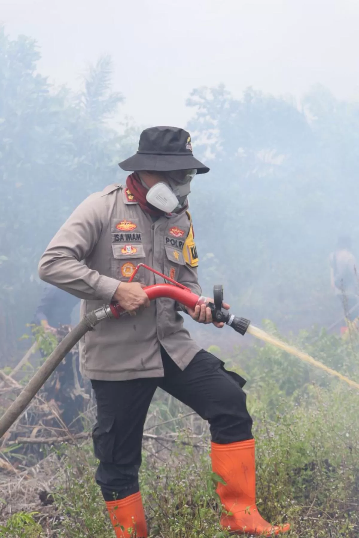 Kapolres Rohil, AKBP Isa Imam Syahroni turun langsung memadamkan api karhutla.