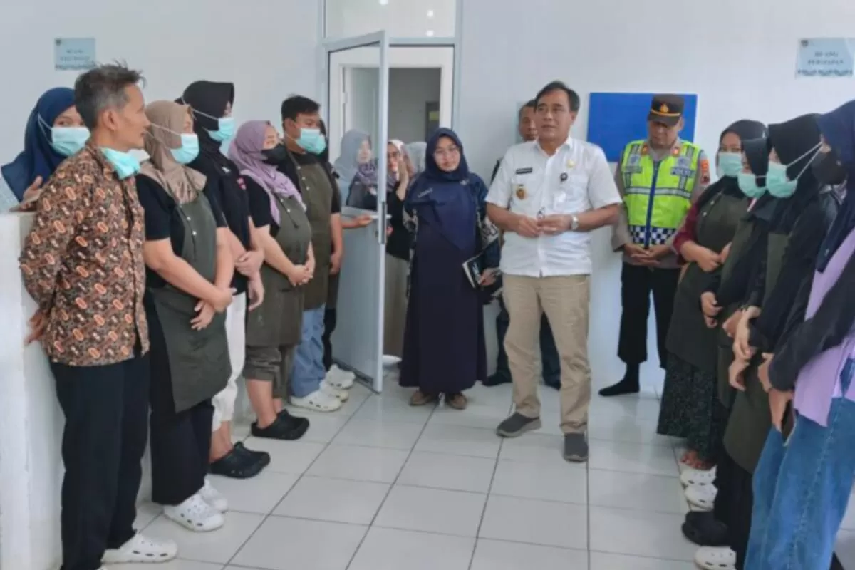 Kasatgas MBG yang juga Wakil Bupati Pemalang Nurkholes (kemeja putih) saat Sidak ke SPPG Bumirejo pasca insiden keracunan siswa TK di Pemalang. (f: istimewa)