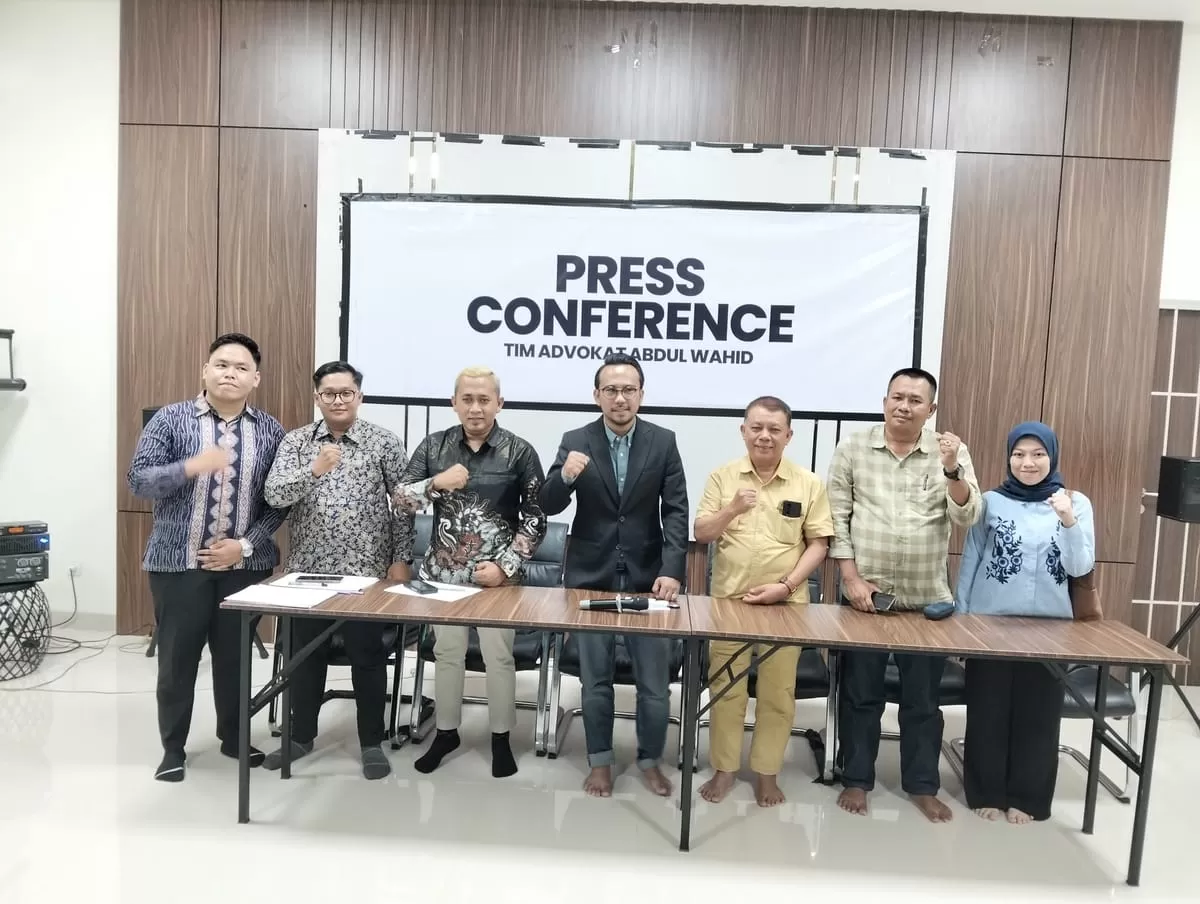 Tim Advokat Abdul Wahid, Gubernur Riau non aktif, yang diketuai Kemal Shahab dan anggota Rico Febputra, Akhirza, Suhendri Perdan, Zulkarnaen, dan Belvia Zulti, saat konferensi pers, Senin, 16 Maret 2026.