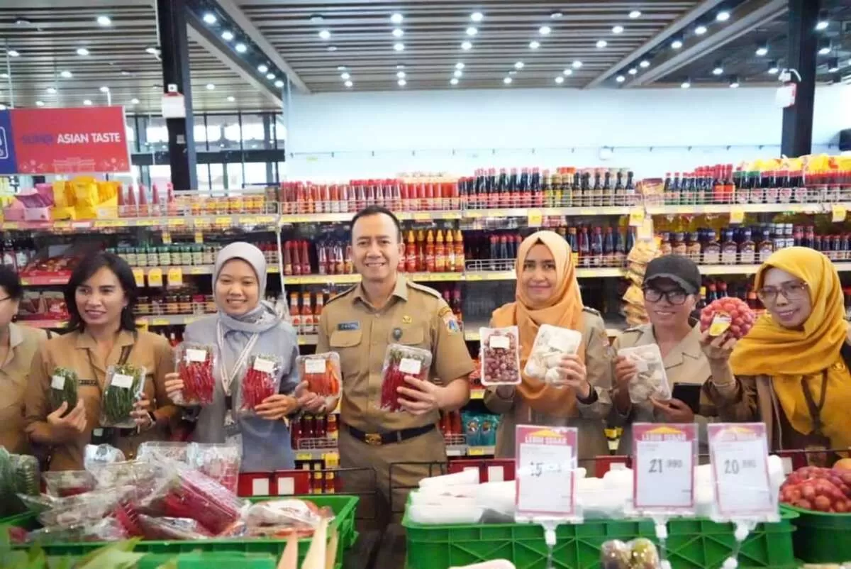 Pemerintah Kota Administrasi Jakarta Timur terus menggelar pengawasan dan ketersediaan bahan pokok di delapan titik menjelang Idulfitri.