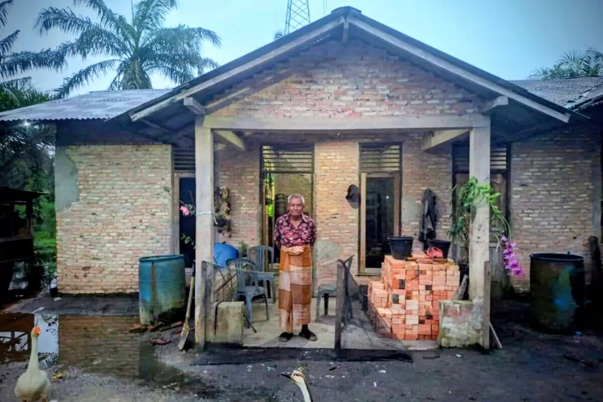 Seno, warga dekat PLTU Tenayan Raya. Rumah dekat pembangkit, tak dapat listrik, terpapar abu dan polusi suara. (f: Mongabay Indonesia)
